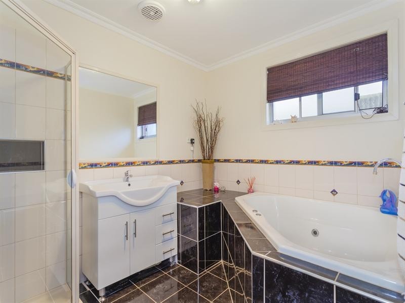 23 Truscott Street, Whittington VIC 3219