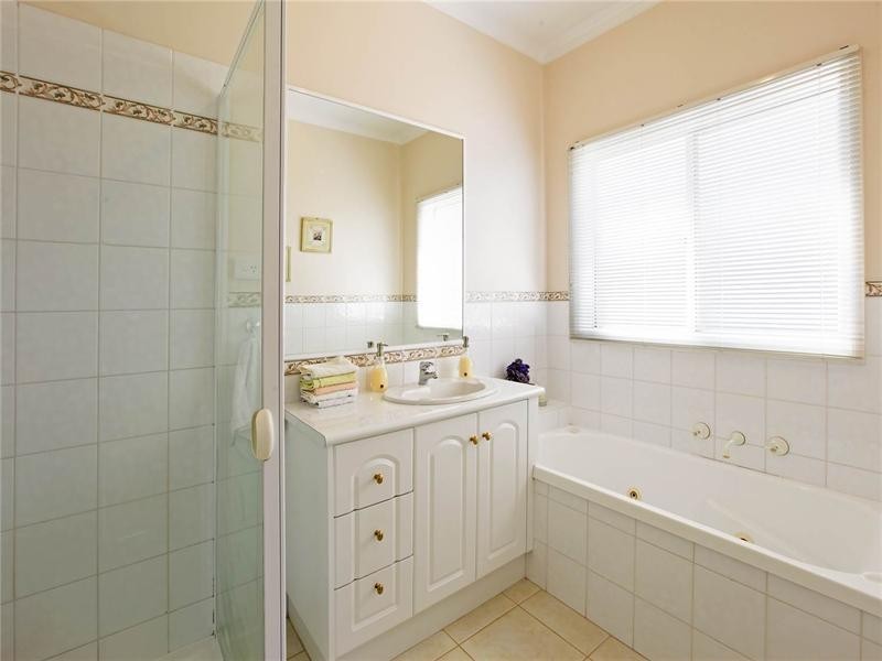 28 Huon Crescent, Leopold VIC 3224