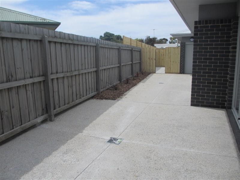 2/1 Herbert Court, Newcomb VIC 3219