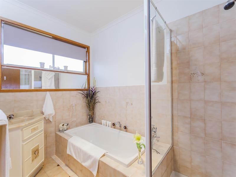 1/6 Piccadilly Close, Bell Post Hill VIC 3215