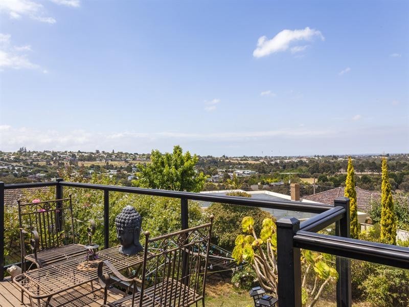 98 North Valley Road, Highton VIC 3216