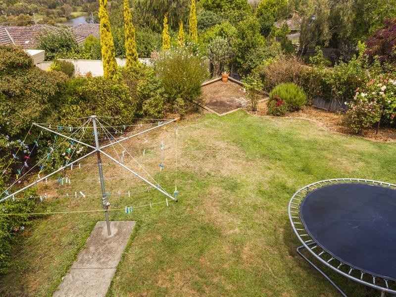 98 North Valley Road, Highton VIC 3216