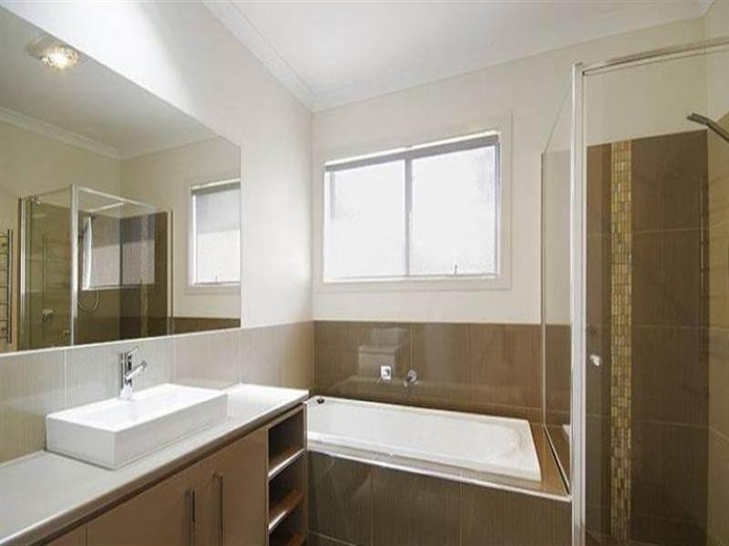 12a Roslyn Road, Belmont VIC 3216