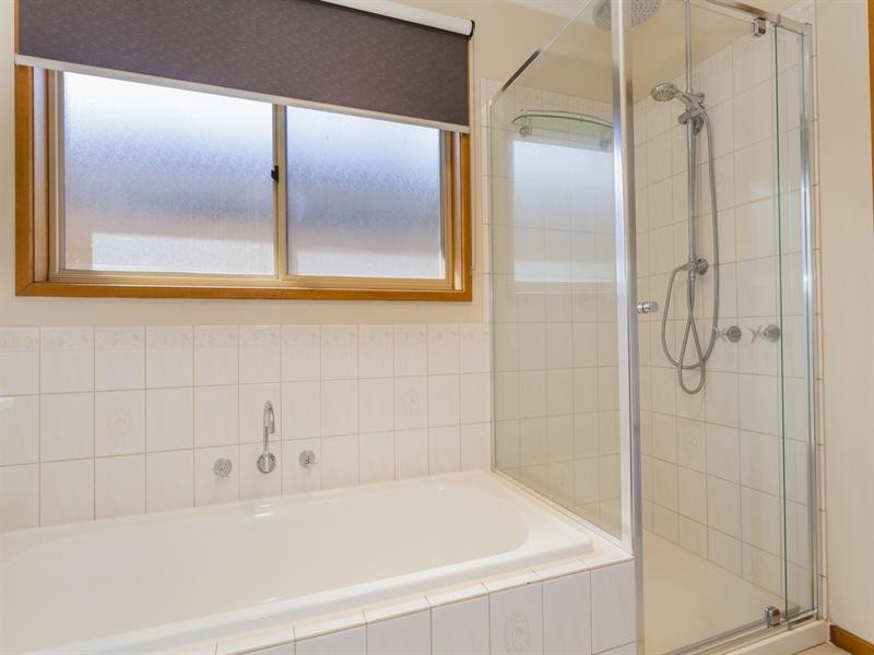 2a Dunmow Crescent, Hamlyn Heights VIC 3215