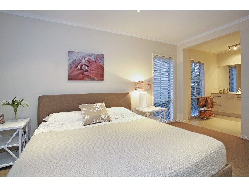 8 Rowe Street, Hamlyn Heights VIC 3215