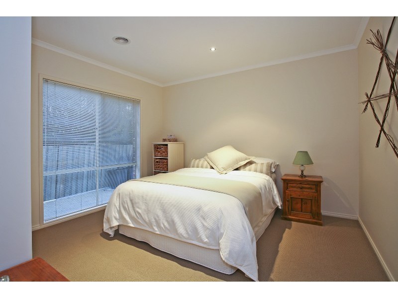 8 Rowe Street, Hamlyn Heights VIC 3215