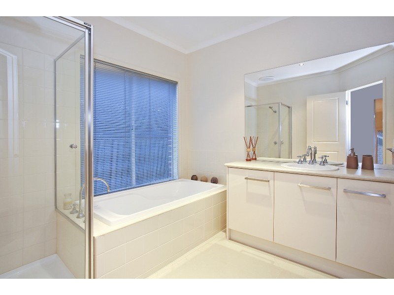 8 Rowe Street, Hamlyn Heights VIC 3215