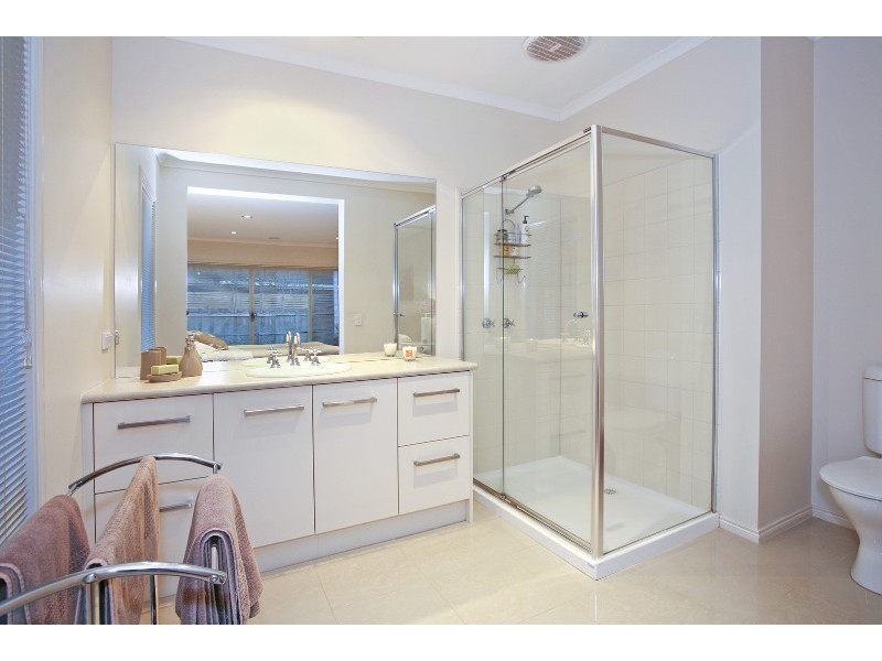 8 Rowe Street, Hamlyn Heights VIC 3215