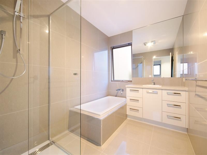 16 Holyrood Avenue, Newtown VIC 3220