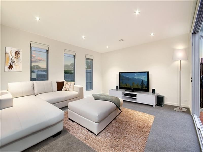16 Holyrood Avenue, Newtown VIC 3220