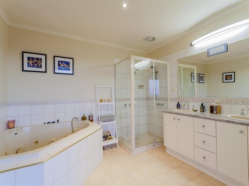 13 Lipizzaner Court, Highton VIC 3216