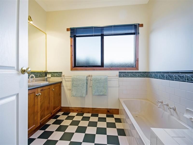 32 Balmoral Gardens, Leopold VIC 3224