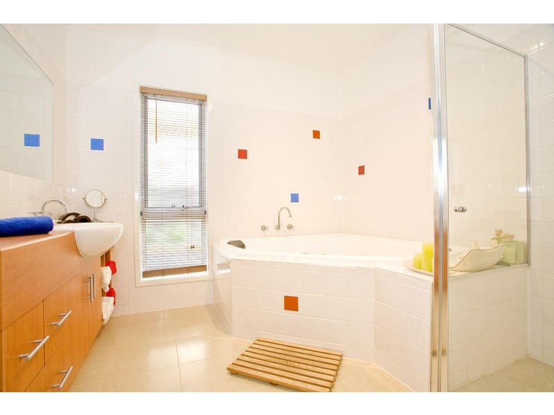 8 Fabian Place, Leopold VIC 3224