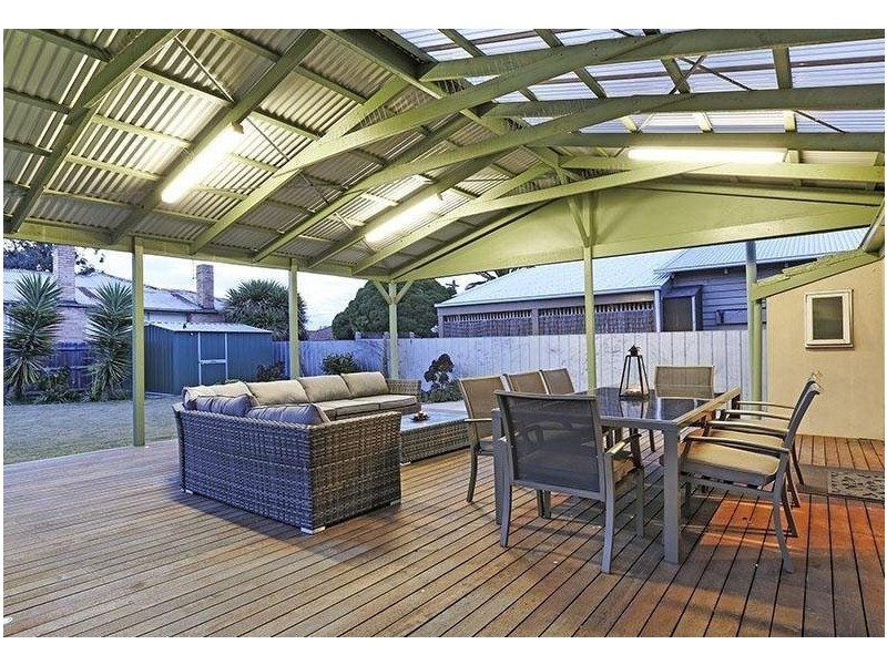 8 Raven Street, Geelong West VIC 3218