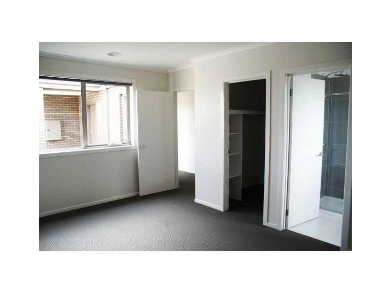 2/12 Knight Avenue, Herne Hill VIC 3218