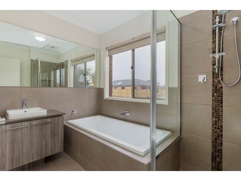 8 Remarkable Drive, Mount Duneed VIC 3216