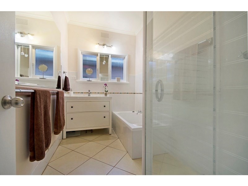 4 Toyne Avenue, Hamlyn Heights VIC 3215