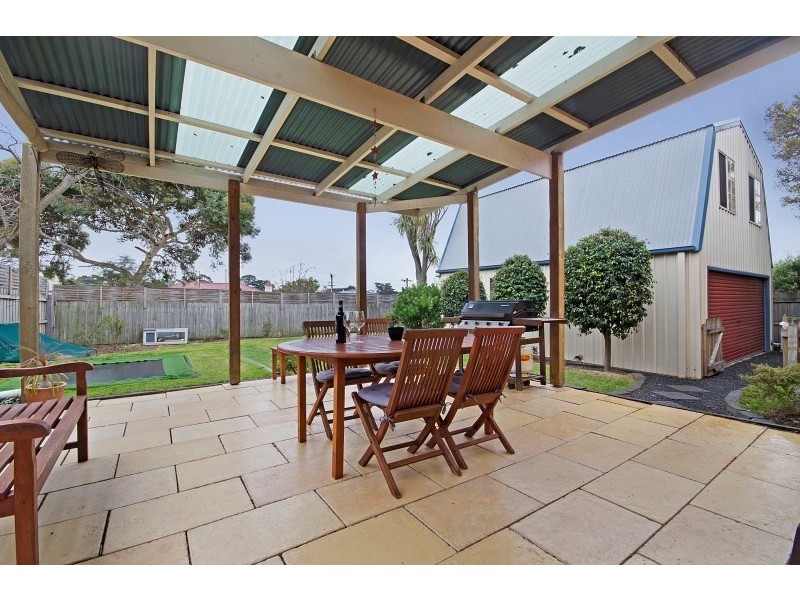 4 Toyne Avenue, Hamlyn Heights VIC 3215