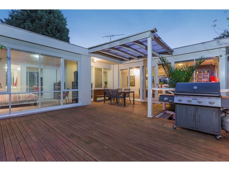 11 Manor Crescent, Highton VIC 3216