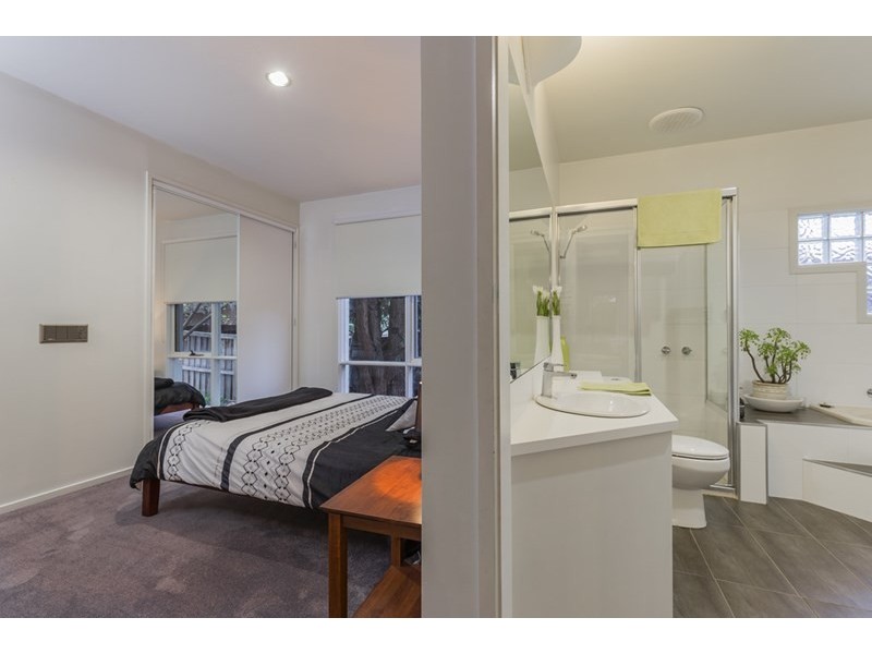 11 Manor Crescent, Highton VIC 3216