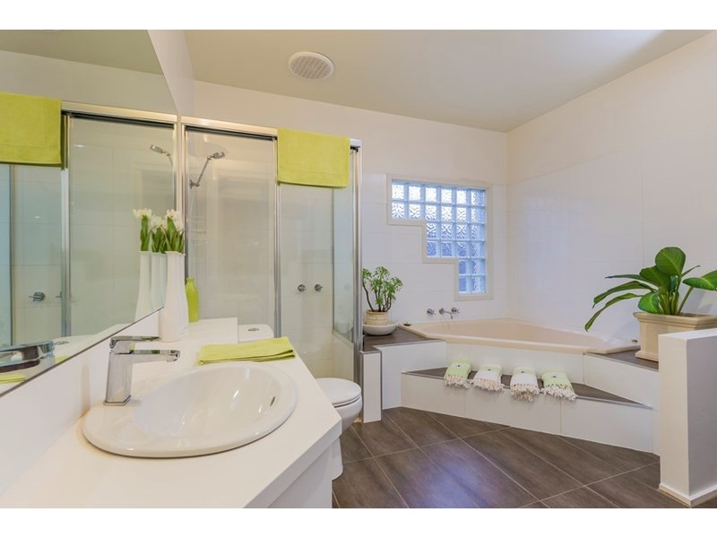 11 Manor Crescent, Highton VIC 3216