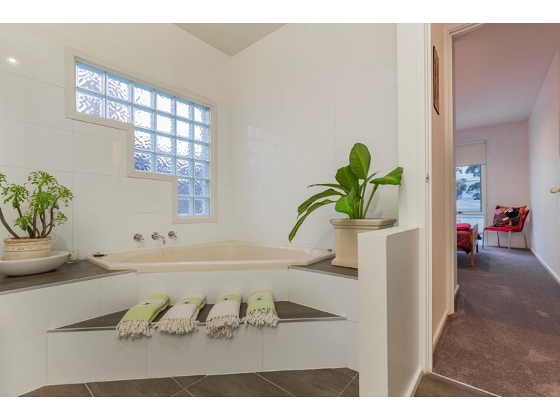 11 Manor Crescent, Highton VIC 3216