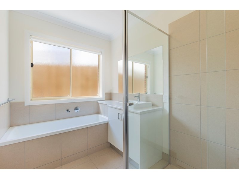 2/260 Roslyn Road, Highton VIC 3216