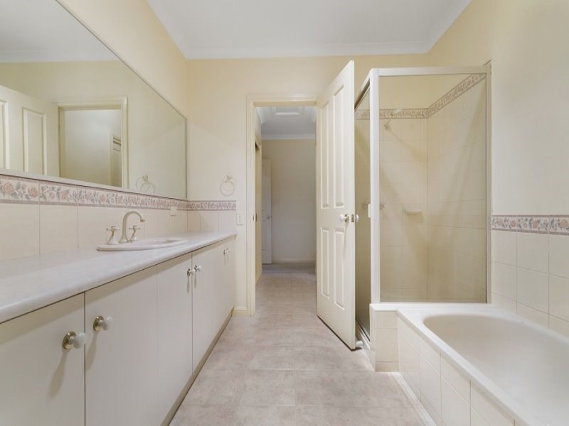 77 Meadowvale Drive, Grovedale VIC 3216