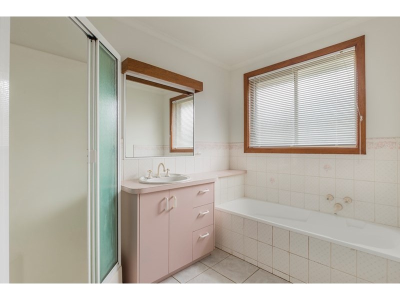 1/4 Sylvia Court, Whittington VIC 3219