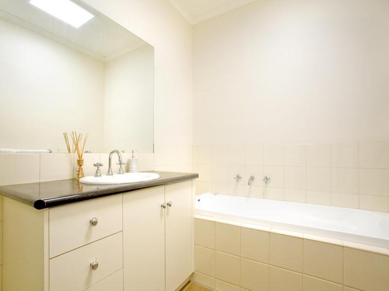 25a Paratone Crescent, St Albans Park VIC 3219