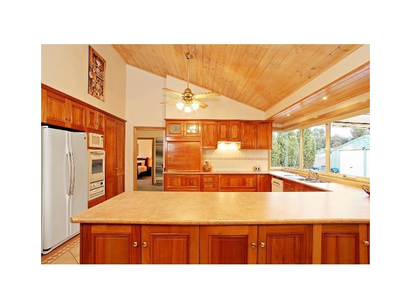 6 Silvan Court, Lovely Banks VIC 3221