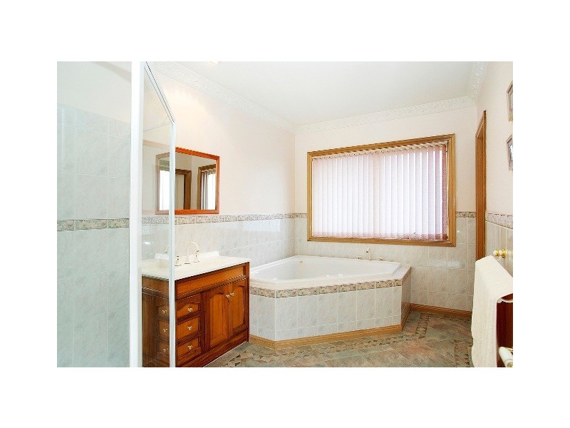 6 Silvan Court, Lovely Banks VIC 3221