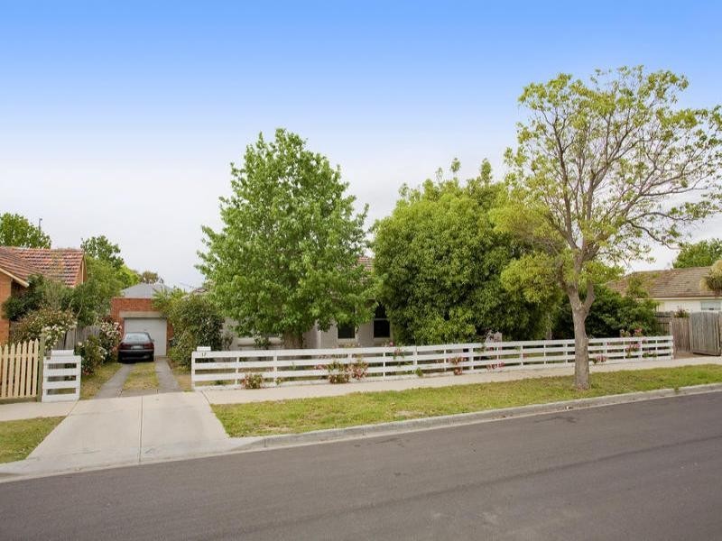 17 Fairmont Road, Newtown VIC 3220