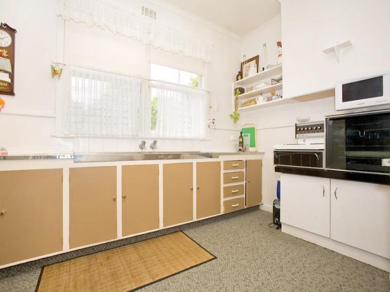 17 Fairmont Road, Newtown VIC 3220