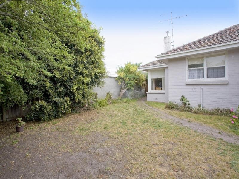 17 Fairmont Road, Newtown VIC 3220