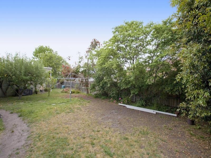 17 Fairmont Road, Newtown VIC 3220