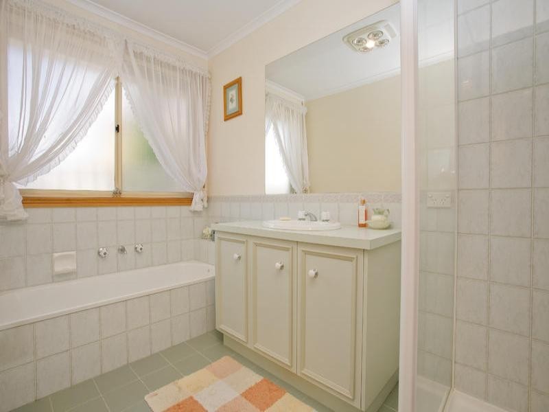 15 Hayes Court, Lovely Banks VIC 3221