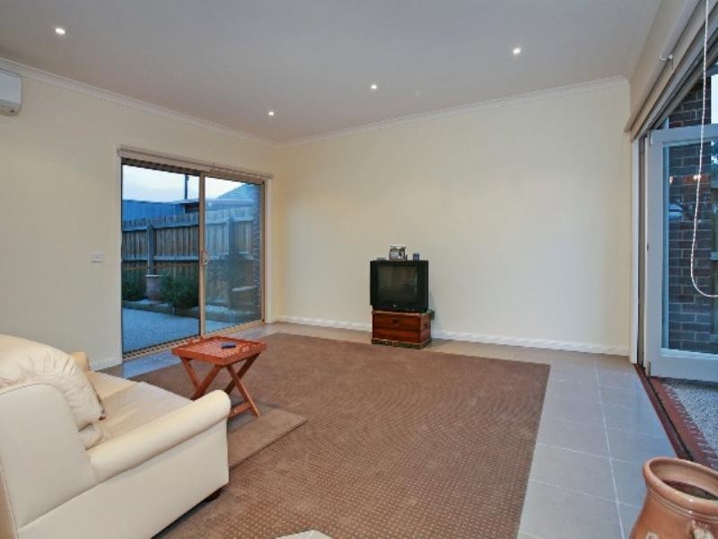 1/15 Sydenham Avenue, Manifold Heights VIC 3218