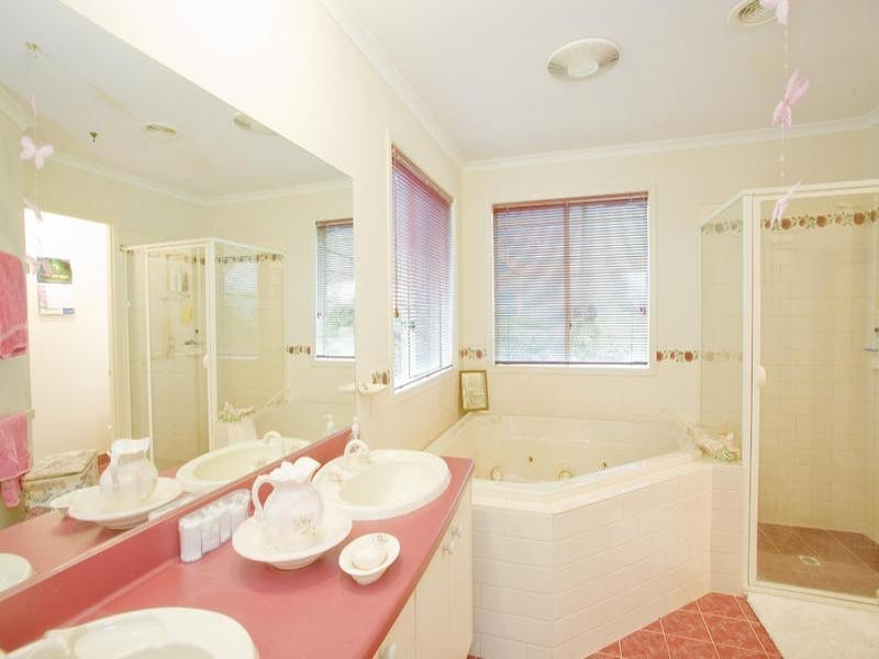 11-12 Oakwood Ridge, St Albans Park VIC 3219