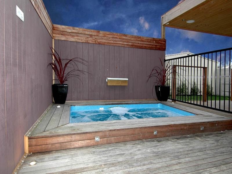 24 Breakwater Road, East Geelong VIC 3219