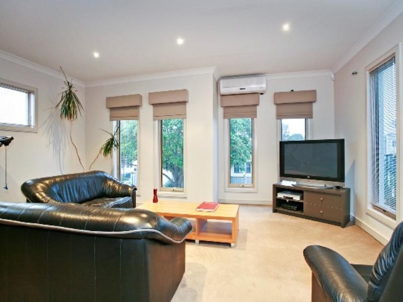 1 Saffron Street, Newtown VIC 3220