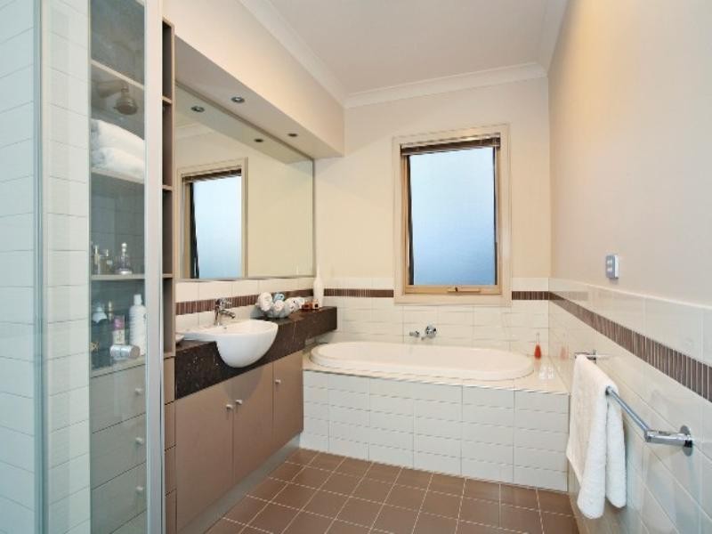 1 Saffron Street, Newtown VIC 3220