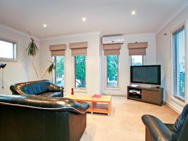 1 Saffron Street, Newtown VIC 3220