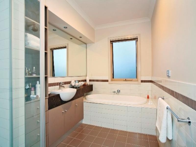 1 Saffron Street, Newtown VIC 3220