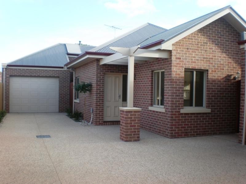 2/15 Sydenham Avenue, Manifold Heights VIC 3218