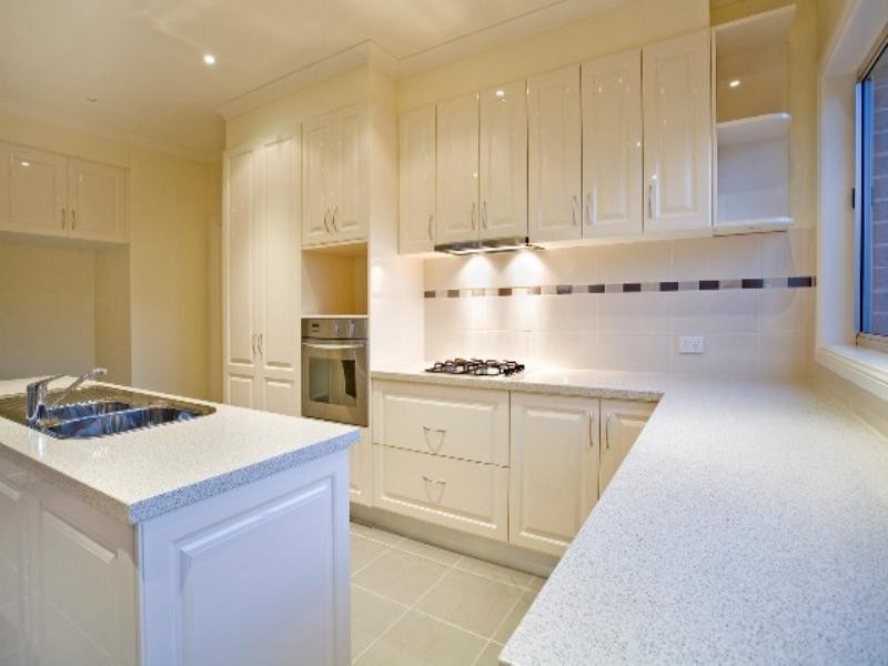 2/15 Sydenham Avenue, Manifold Heights VIC 3218