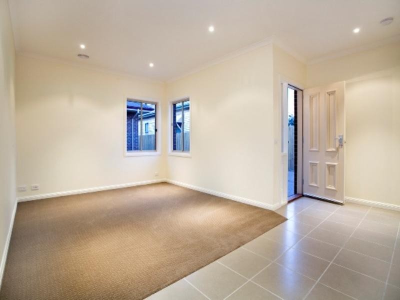 2/15 Sydenham Avenue, Manifold Heights VIC 3218