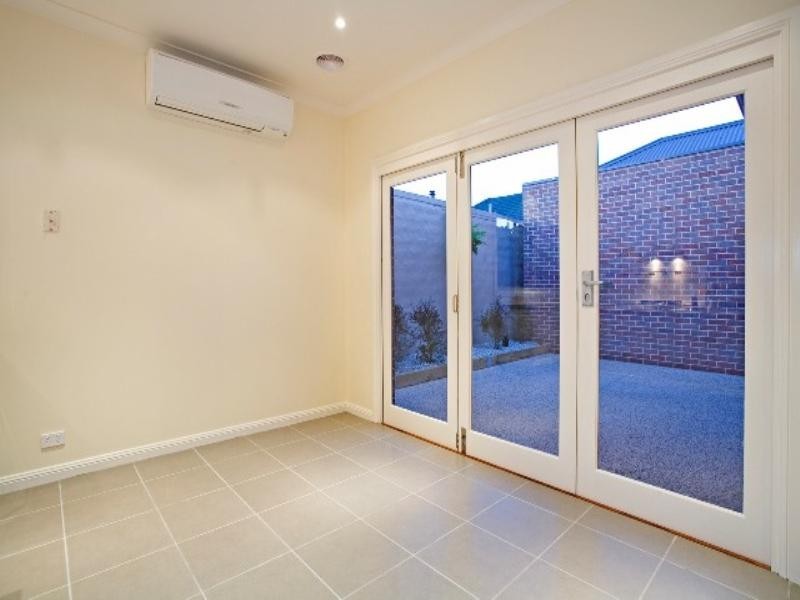 2/15 Sydenham Avenue, Manifold Heights VIC 3218