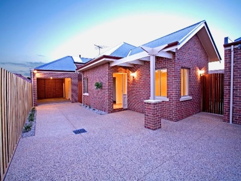 2/15 Sydenham Avenue, Manifold Heights VIC 3218