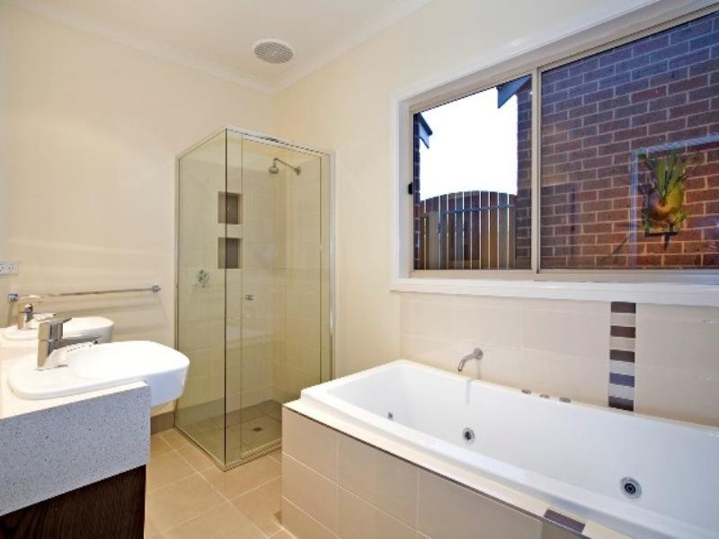 2/15 Sydenham Avenue, Manifold Heights VIC 3218